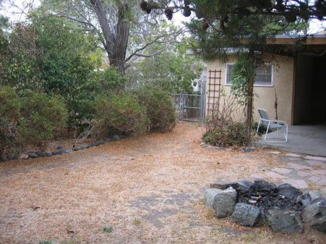 Building Photo - 3 Bedroom 2 Bathroom Home Available July