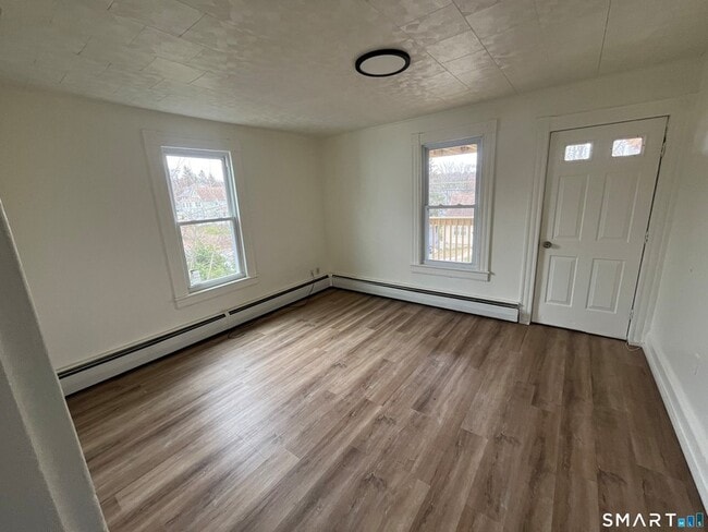 Building Photo - 11 Roosevelt Ave