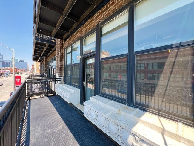 Building Photo - Modern 2-Bedroom Downtown KC Condo with Pa...