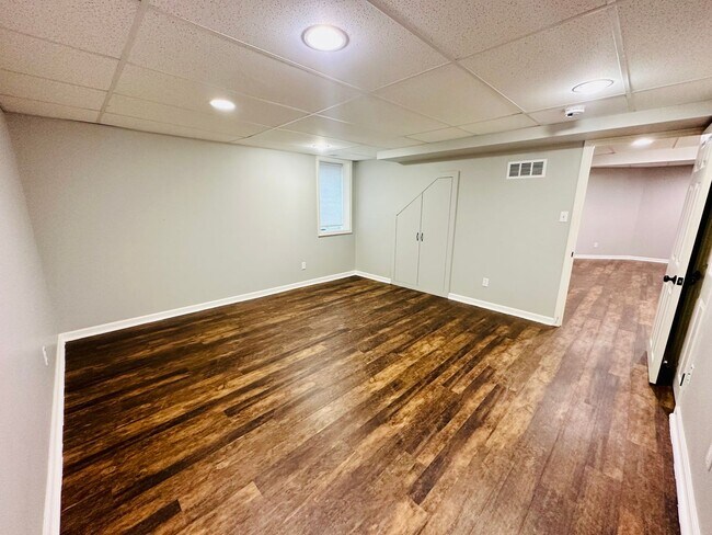 Building Photo - {10709}  Spacious Overland Park Duplex + T...