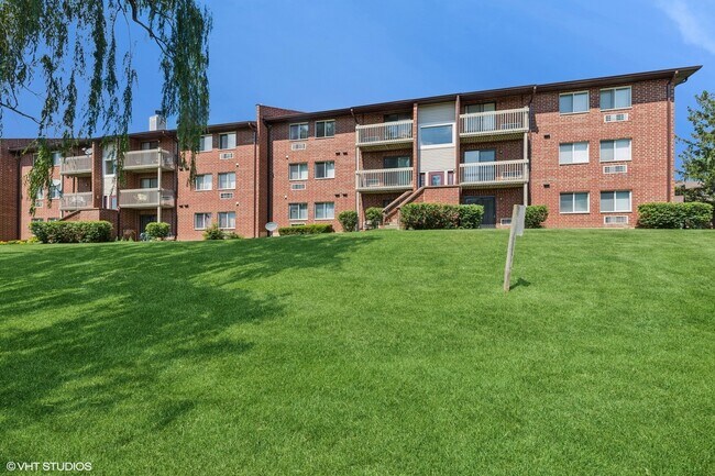 Building Photo - 940 N Lakeside Dr