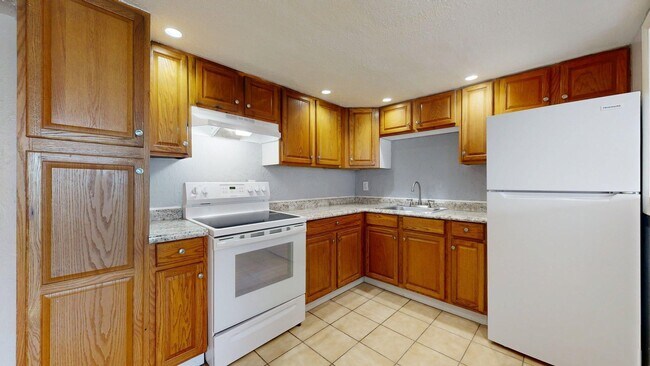 Building Photo - Elyria - updated 2 bedroom/1 bath townhouse.
