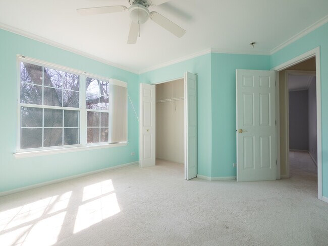 Building Photo - 33 River Oaks Cir E