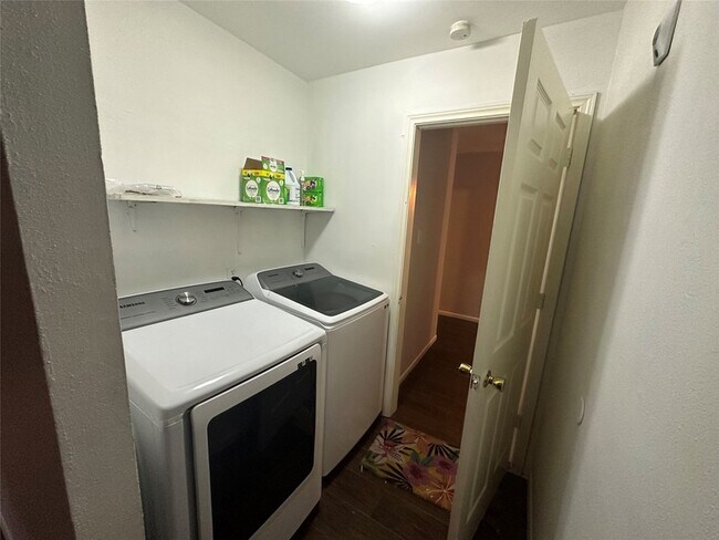 Building Photo - 9939 Valley Park Dr