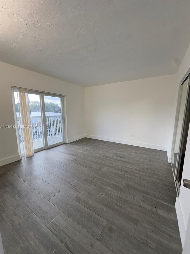 Building Photo - 1895 Venice Park Dr