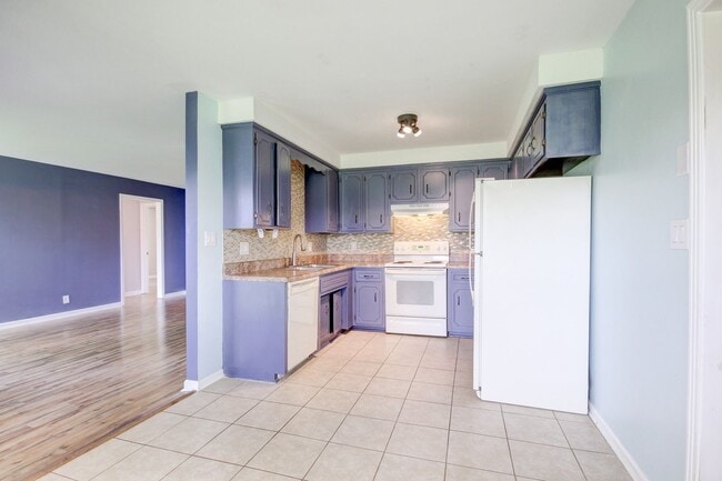 Building Photo - Charming Ranch Style Home with Hardwood Flooring Within Minutes to Fort Campell