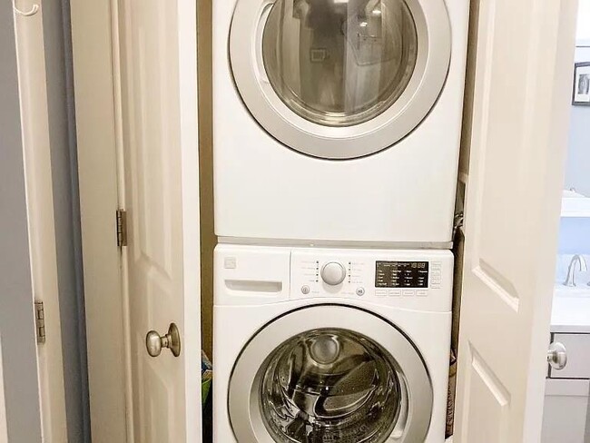 Building Photo - 12 Park Ave