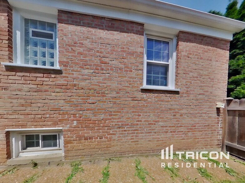 Building Photo - 61 E Helen Rd