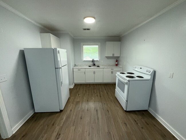 Building Photo - 1351 Maria Dr