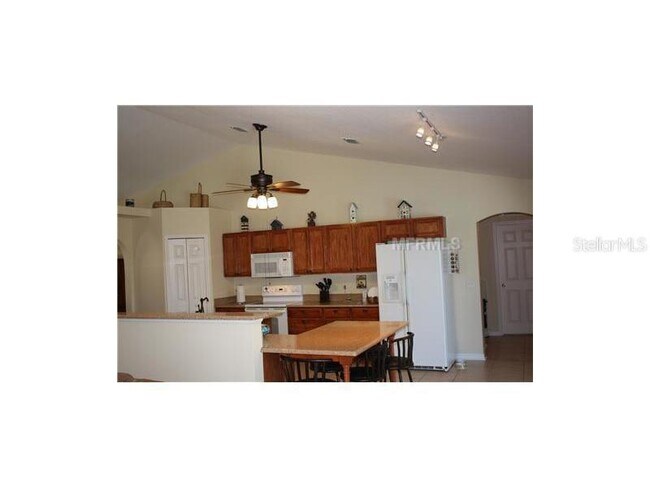 Building Photo - 390 Medallion Pl