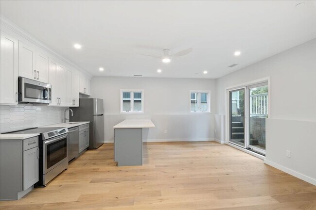 Building Photo - 46 Hudson St