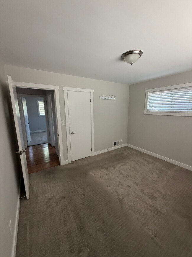 Building Photo - 5532 Woodcrest Dr