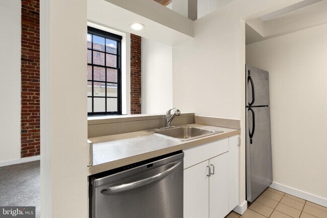 Building Photo - 303 Vine St
