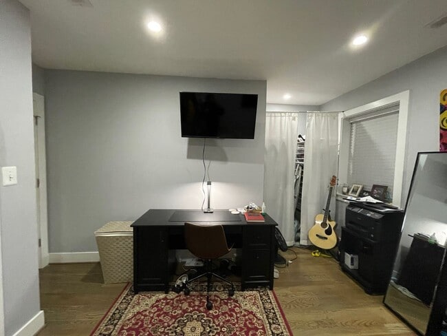 Building Photo - Spacious 2BR Townhouse with Backyard & Bon...