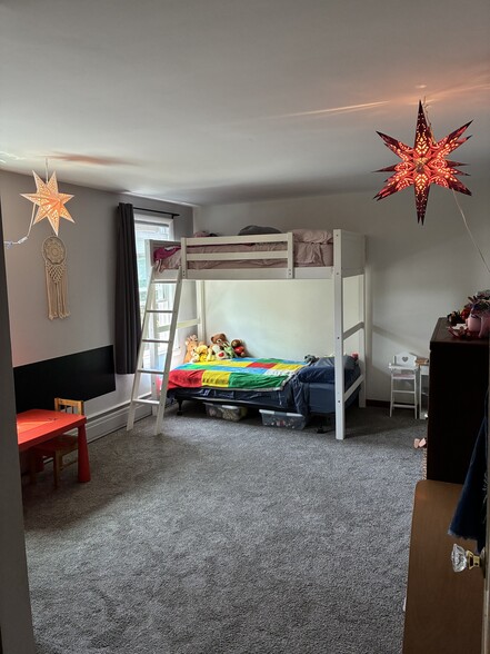 Extra large Bedroom - 8903 W Orchard St