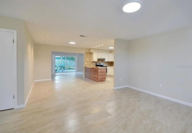 Building Photo - 757 Evangeline Ave