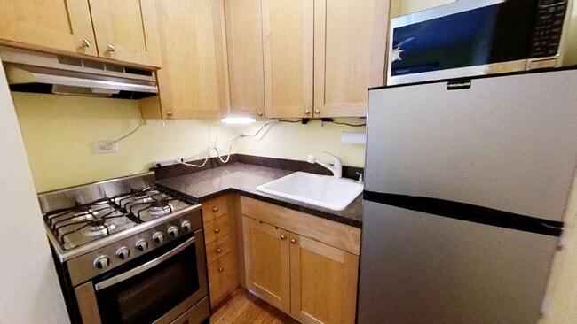 Building Photo - 4240 N Clarendon Ave