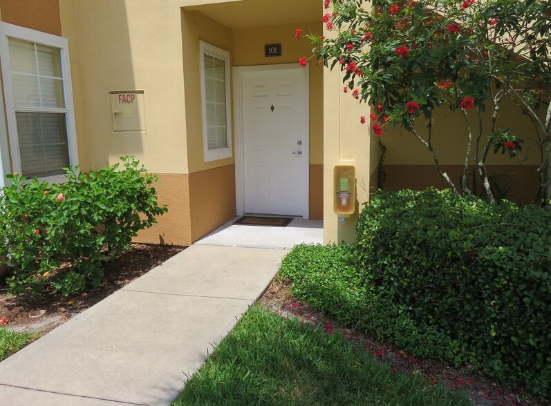 Private sidewalk directly from your car. NO Steps nor stairs - 1000 Villagio Cir