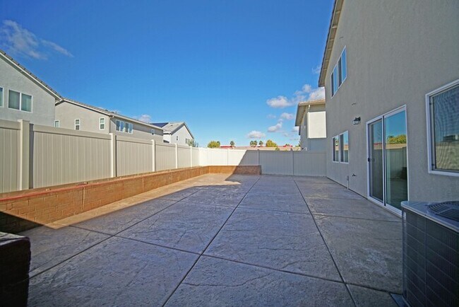 Building Photo - Beautiful 4 Bedroom PLUS office / den in Natomas!