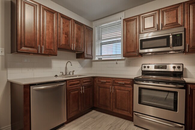 Building Photo - (201) 7230-32 Forsyth Blvd