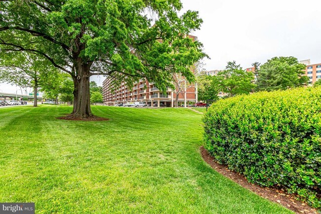 Building Photo - 1300 Army Navy Dr