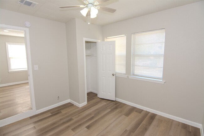 Building Photo - 5923 Bernice St