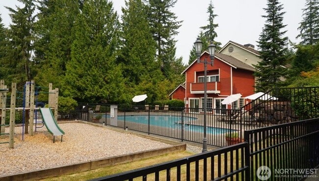Building Photo - 15433 Country Club Dr