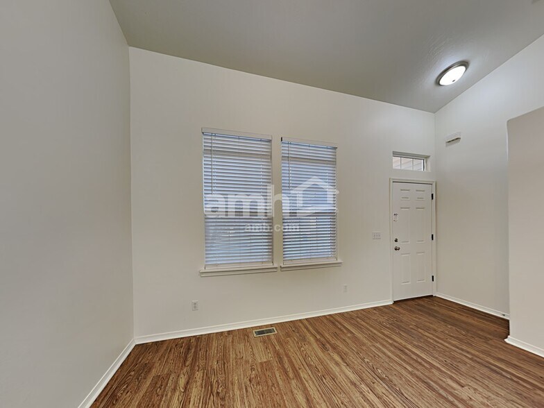 Building Photo - 2513 E Cinnamon Ln