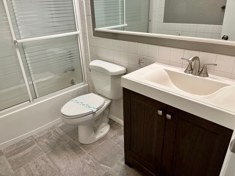 Building Photo - 302 E Grove St