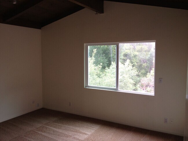 Building Photo - 5 Bedroom 3.25 Bath Close to UC, hiking, mountain biking