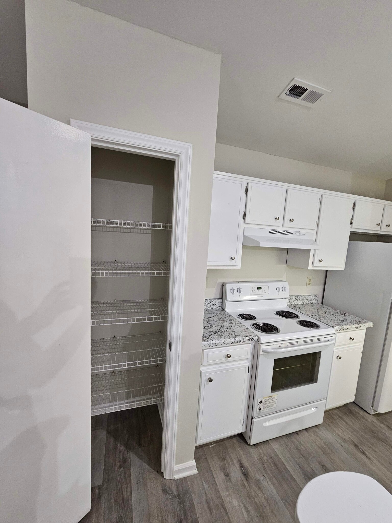 Building Photo - 102 Village Ct