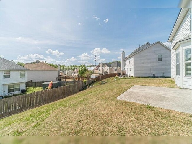 Building Photo - Spacious 4 bedroom 2.5 bath