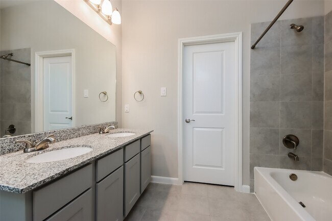 Building Photo - 4618 Regent Manor Dr