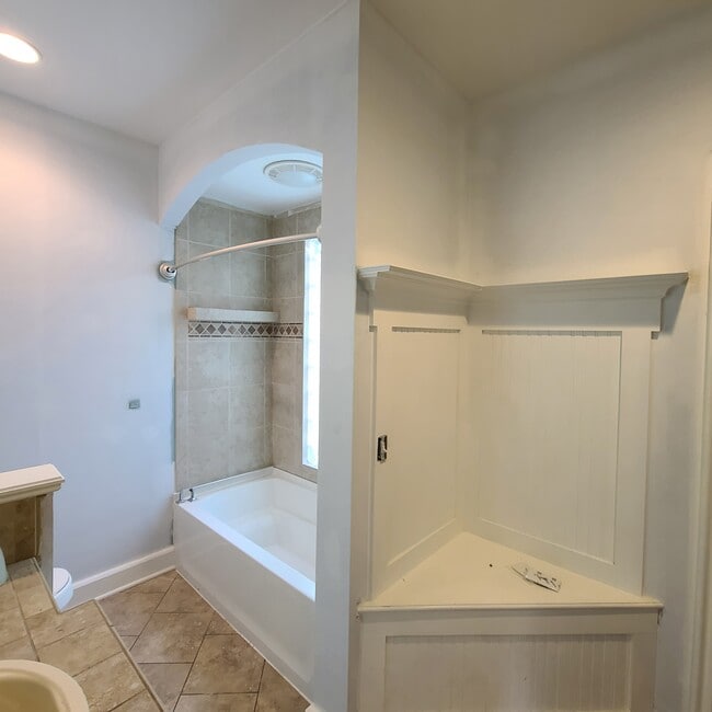 Building Photo - 309 Lake St