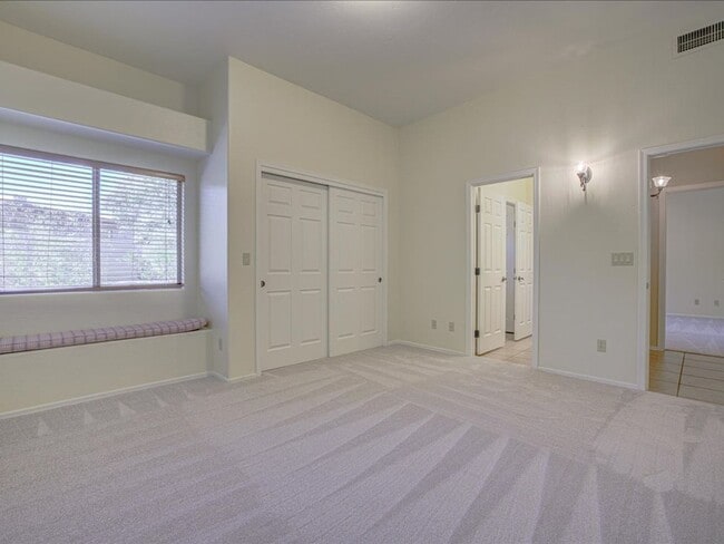 Building Photo - 4 Bedroom 4 Bathroom