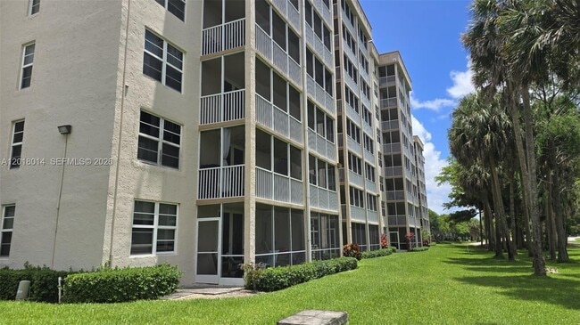 Building Photo - 250 Jacaranda Dr