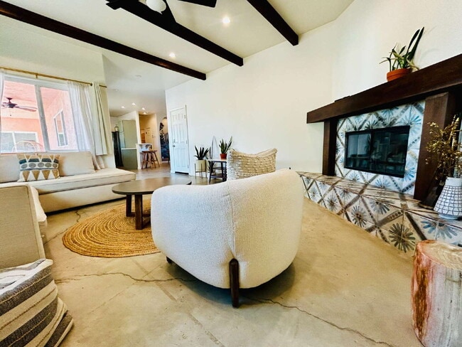 Building Photo - Gorgeous, renovated home on 2 acres in quiet neighborhood.