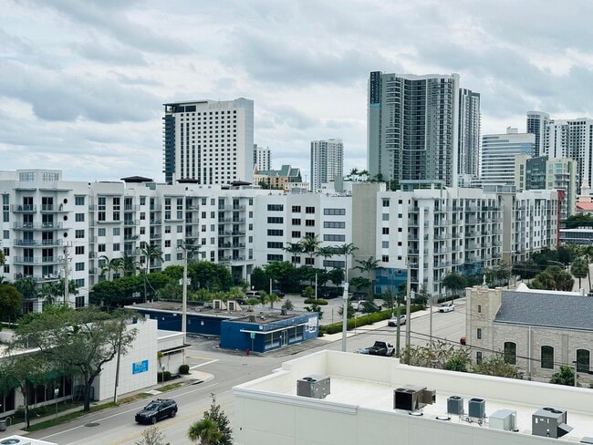 Building Photo - 533 NE 3rd Ave