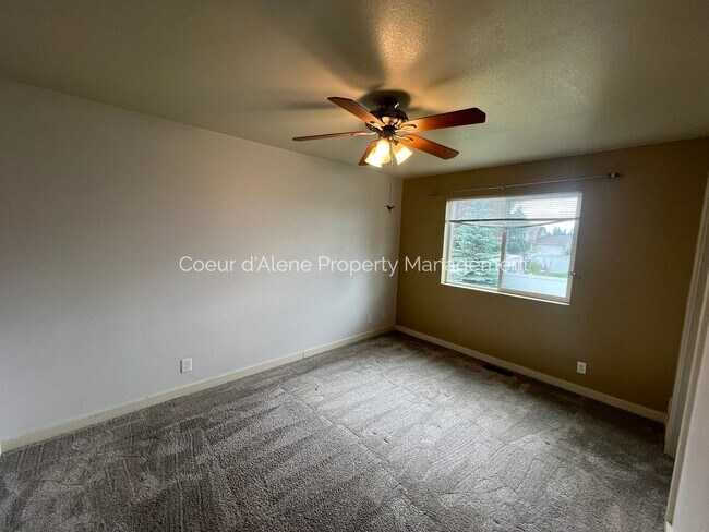 Building Photo - 3 bed house w/ family room in The Landings!