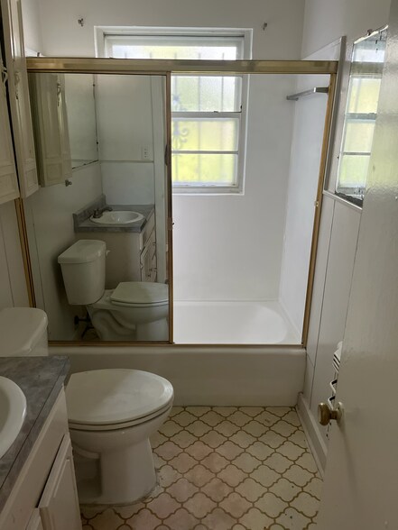 Building Photo - 3028 Glenwick St