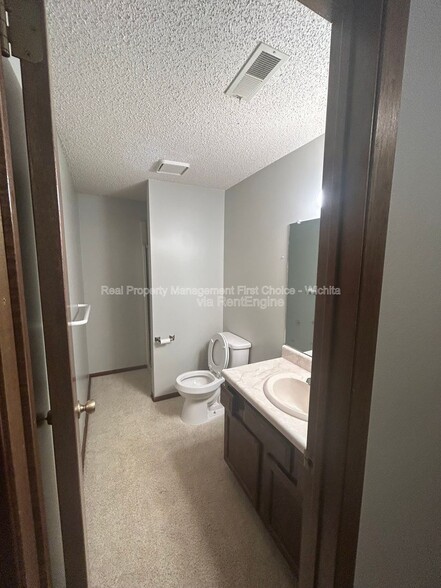 Building Photo - 2405 S Capri St