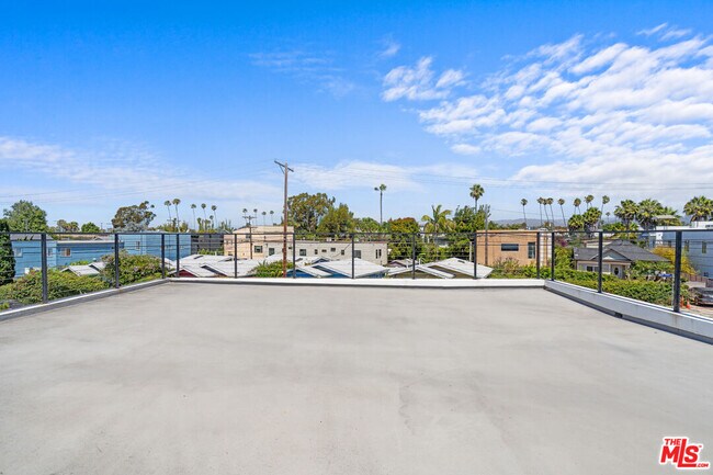 Building Photo - 656 California Ave