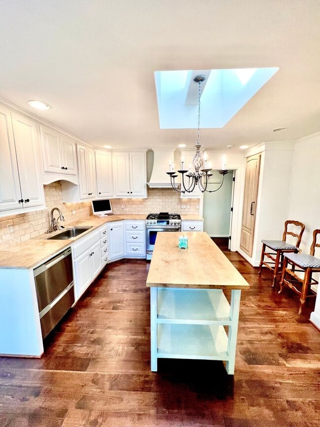 Building Photo - Rare rental opportunity in gated Garden Park!