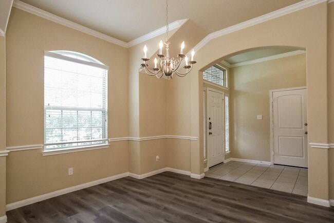 Building Photo - 988 Arbor Glen