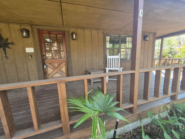 Building Photo - Cabin living in the suburbs