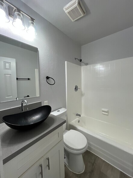 Building Photo - 1334 W 93rd St