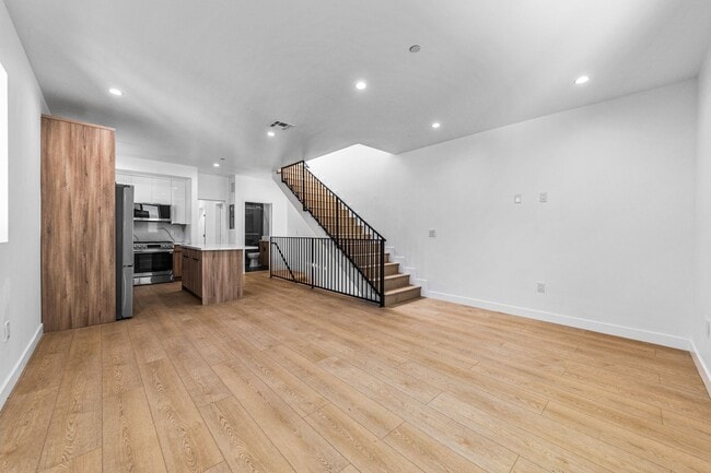 Building Photo - 1376 Edgecliffe Dr