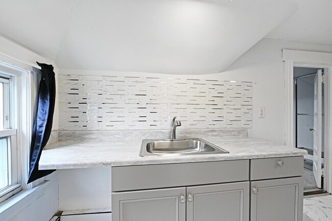 Building Photo - 72 Halstead Ave