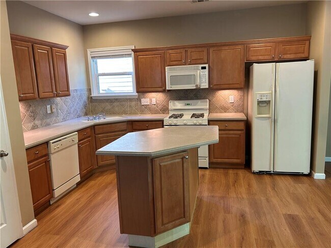 Building Photo - 130 Creekwood Tr