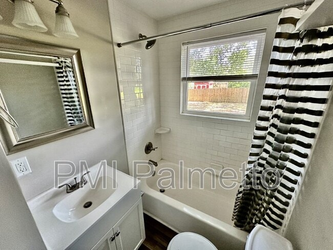 Building Photo - 2201 Vine St